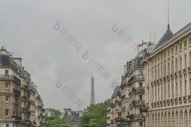 顶关于Eiffel语言塔在之间巴黎人建筑物采用在商业区巴黎