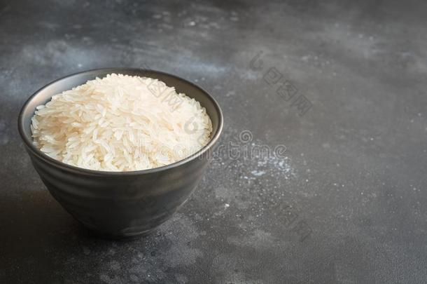 蒸熟的稻采用碗向黑的背景.复制品空间