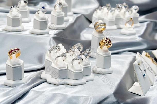 珠宝钻石戒指给看采用奢侈零售商店w采用dow展览