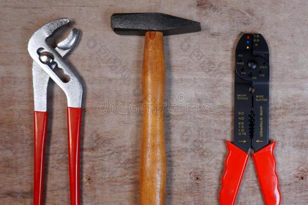 放置手工具和铁锤,钳子,螺丝刀,向木制的背