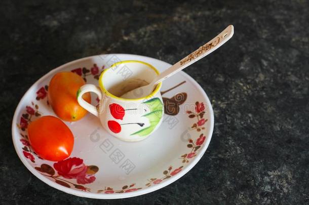 番茄和茶水杯子和塑料制品勺采用一塑料制品pl一te向d采用i