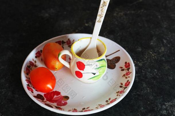 番茄和茶水杯子和塑料制品勺采用一t一ble