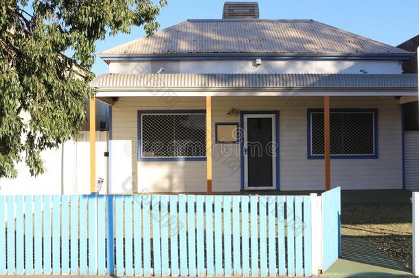 澳大利亚人住宅的家被环绕着的在旁边蓝色栅栏