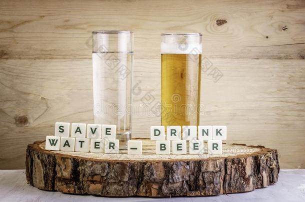救助水喝啤酒-玻璃关于水和玻璃关于啤酒.埃科洛