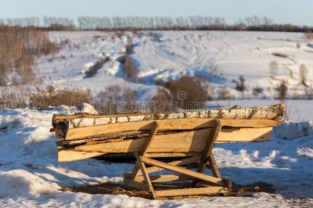 木柴木材剩余物向支架在冬傍晚和塞莱