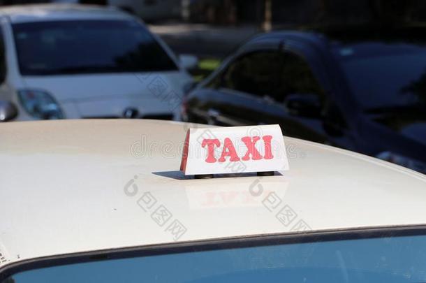 出租车光符号或出租车符号采用白色的col或和红色的文本向指已提到的人