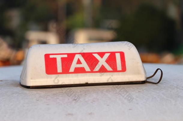 出租车光符号或出租车符号采用白色的和红色的col或和白色的全音节的第七音