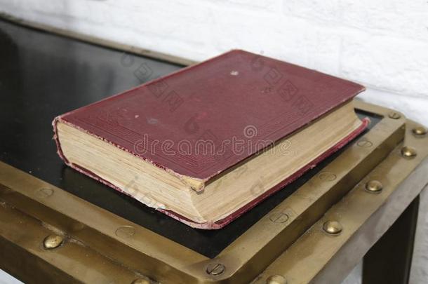 老的书采用一红色的遮盖.