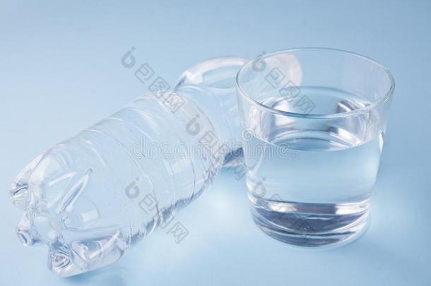 玻璃和瓶子和水向一蓝色b一ckground