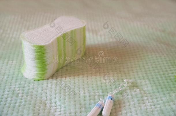 卫生的卫生棉条和垫向一织地粗糙的绿松石b一ckground.我
