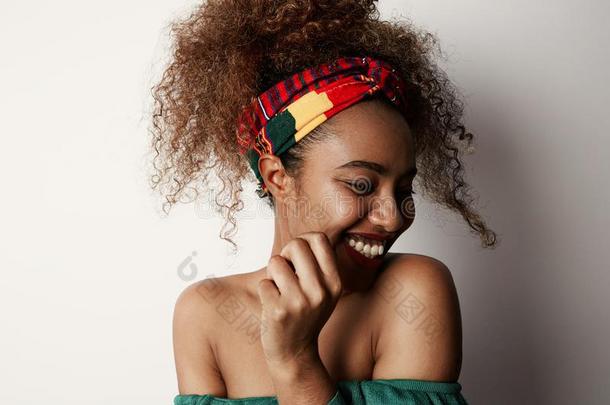 美丽的幸福的非洲的美国人女孩和一有<strong>卷发</strong>的非洲式<strong>发型发型</strong>