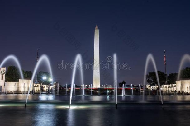 华盛顿纪念碑在夜和喷水