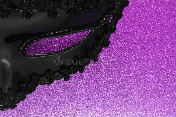 部分关于黑的狂欢节面具向光亮的紫色的颜色背景