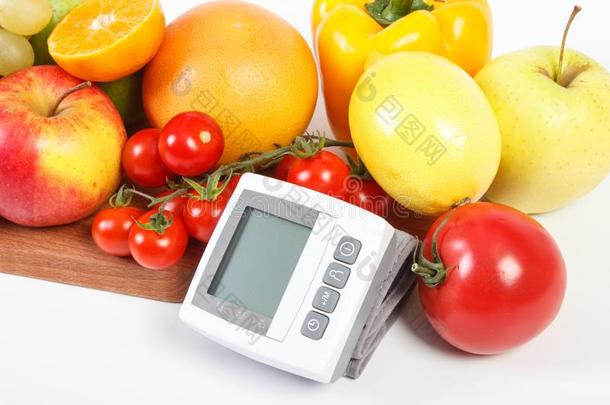 血压显示屏和新鲜的成熟的成果和蔬菜,他