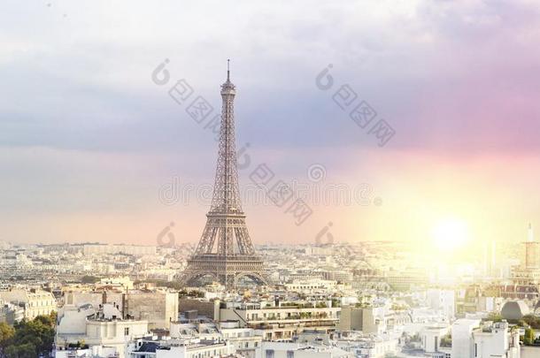 日落Eiffel<strong>语言语言</strong>塔和巴黎城市看法形状胜利综合症状.Eiffel<strong>语言语言</strong>