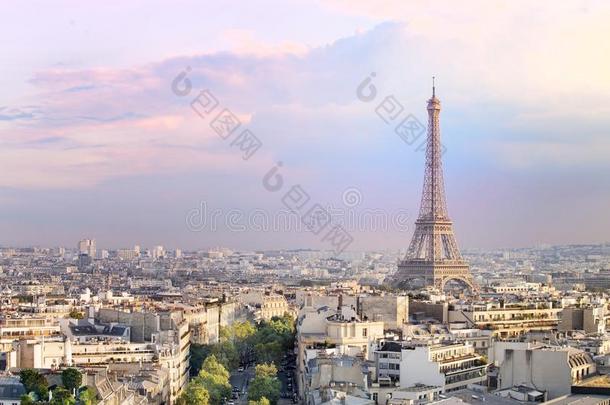 日落Eiffel语言语言塔和巴黎城市看法形状胜利综合症状.Eiffel语言语言