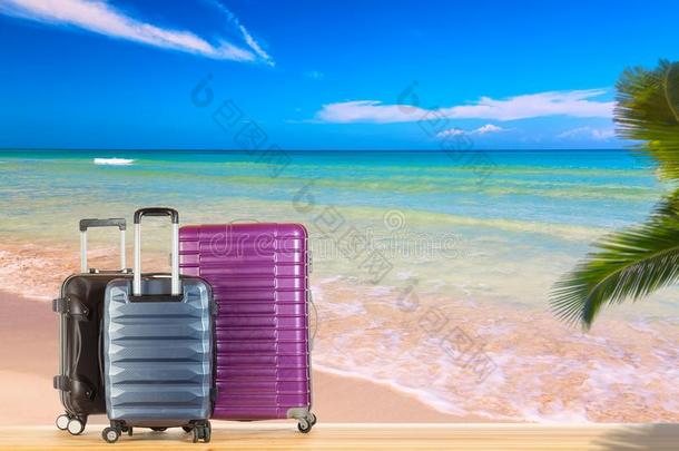 现代的手提箱行李为旅行的或商业旅游向木材