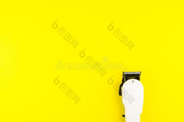 白色的电的大剪刀理发师向黄色的背景.理发师