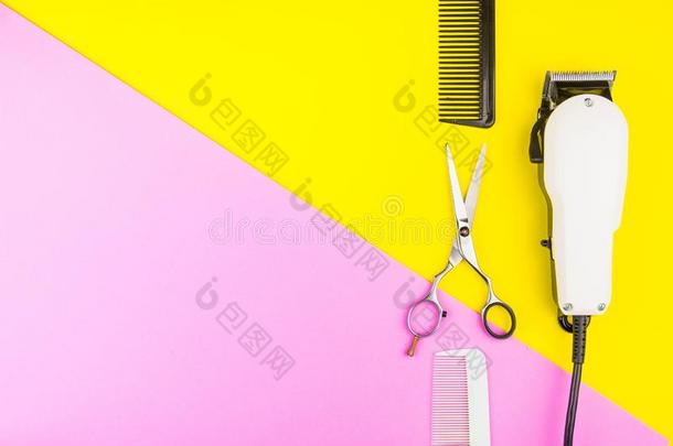 时髦的专业的理发师剪刀和白色的电的大剪刀