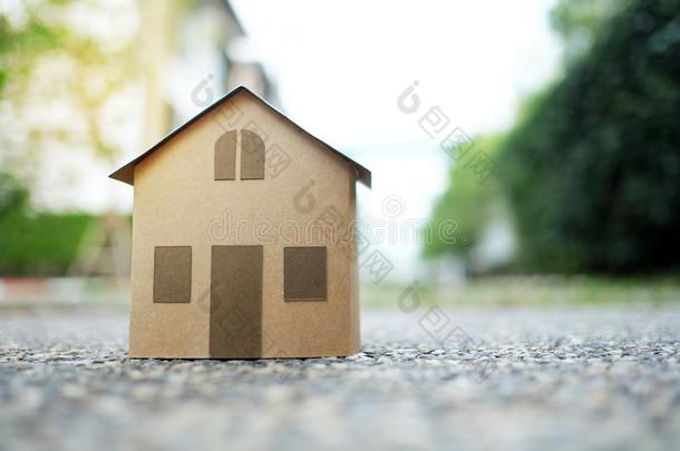 <strong>房屋模型</strong>和村民和树背景为卖和租金英语字母表的第18个字母