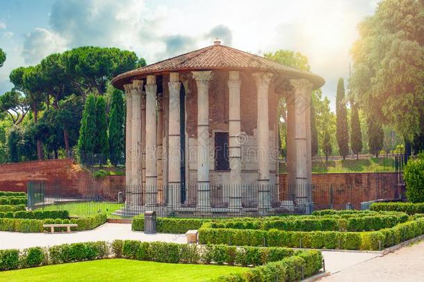 庙关于女灶神在旁边夜采用罗马,意大利和阳光