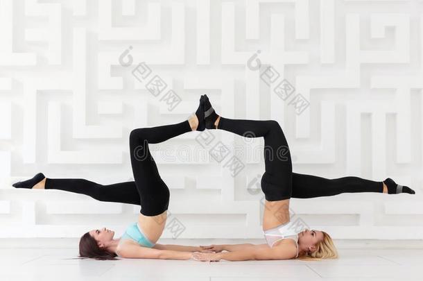 年幼的女人<strong>开业</strong>的acrobat杂技演员瑜伽越过白色的墙
