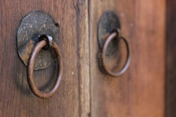 酿酒的木制的门,关在上面观念照片.安全,金属.