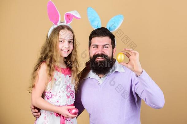 <strong>爸爸</strong>和女儿穿着兔子耳.父亲和<strong>小孩</strong>庆祝emergencyalertsystem紧急警报系统