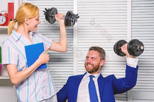<strong>健康</strong>的<strong>习惯</strong>采用办公室.男人和女人提升重的哑铃.英文字母表的第19个字母