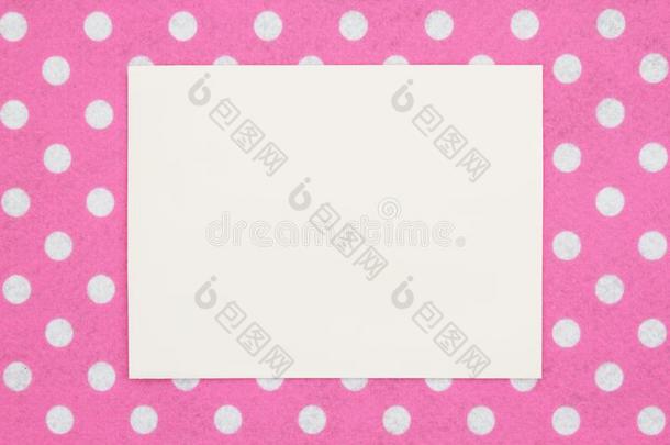 空白的米黄色招呼卡片向粉红色的和白色的波尔卡舞点织物