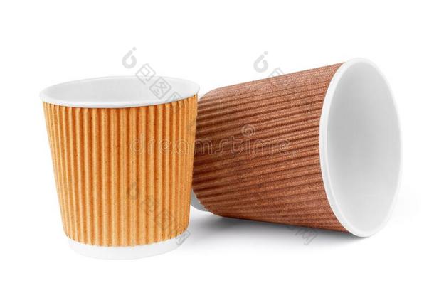 纸杯子为热的饮料向白色的背景