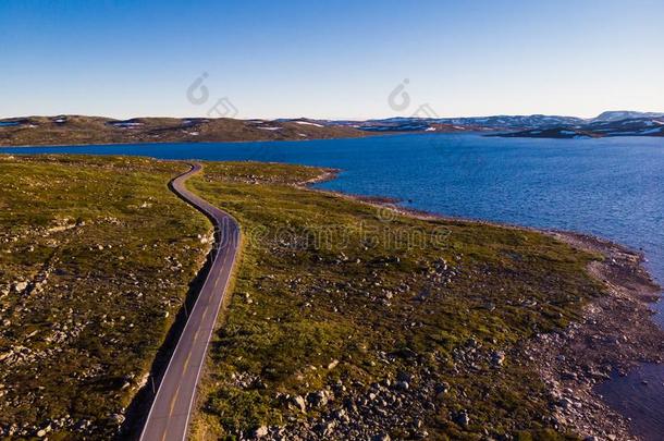 路人行横道哈当厄高原高原,挪威.空气的看法