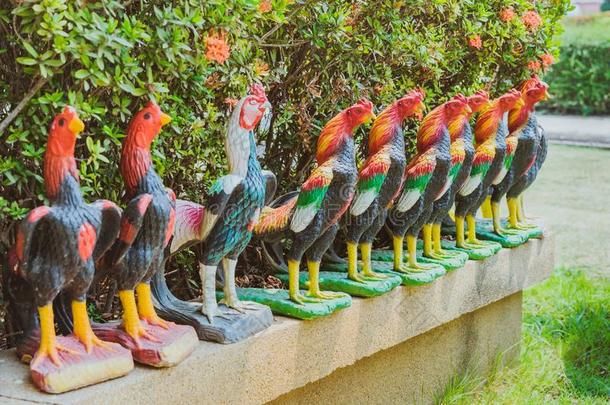 富有色彩的关于许多公<strong>鸡</strong>雕像在国王纳瑞森纪念碑