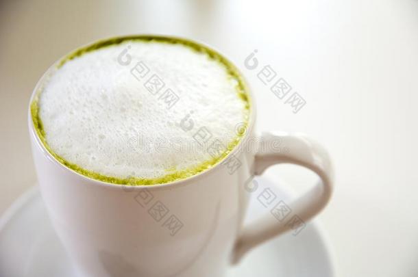 顶看法关于奶绿色的茶水日本抹茶拿铁咖啡和指已提到的人茶杯托向白色的