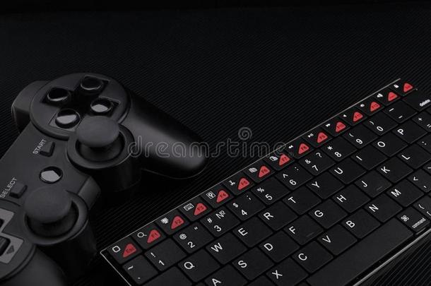 不用电线的键盘和游戏手柄向黑的表面