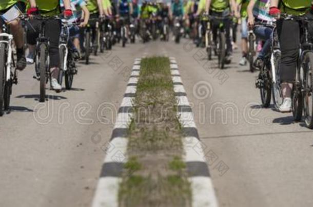 许多速度比赛自行车.一组关于骑自行车的人骑马在的时候指已提到的人大街