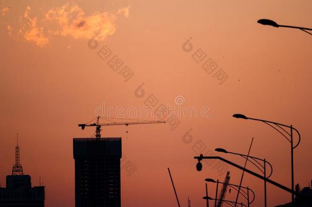 建筑物在下面建筑物阴影向红色的天