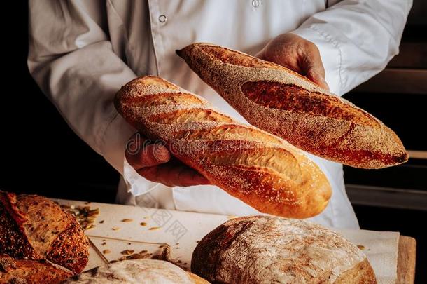 专业的面包师展映<strong>小</strong>的<strong>小</strong>麦和吉卜赛<strong>绅士</strong>法国长面包