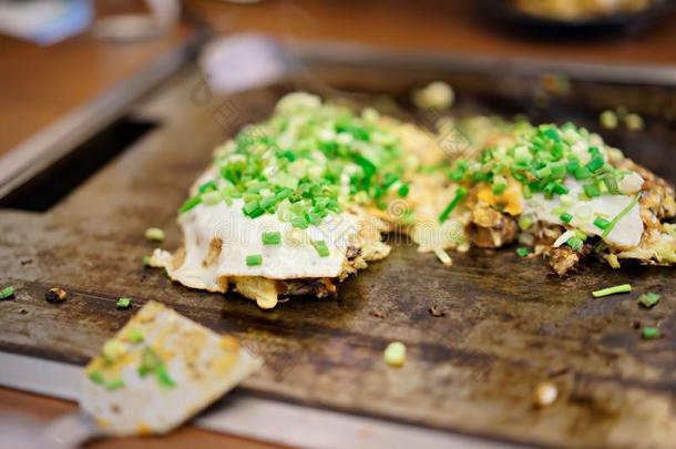 日式烧饼采用铁板烧平底锅在饭店.Ja平底锅食物观念