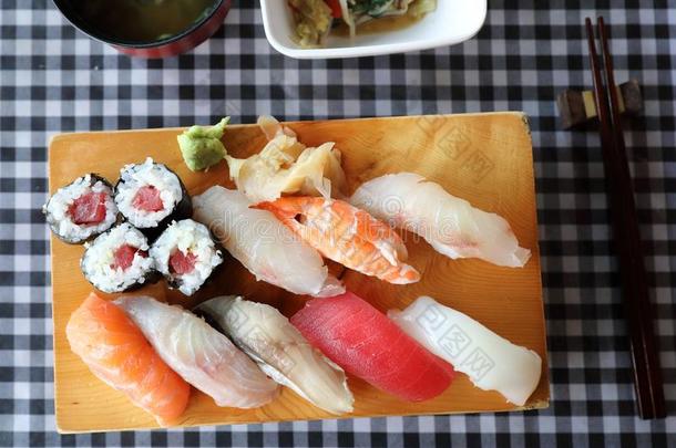 寿司放置生鱼片寿司和寿司梅基,日本人食物