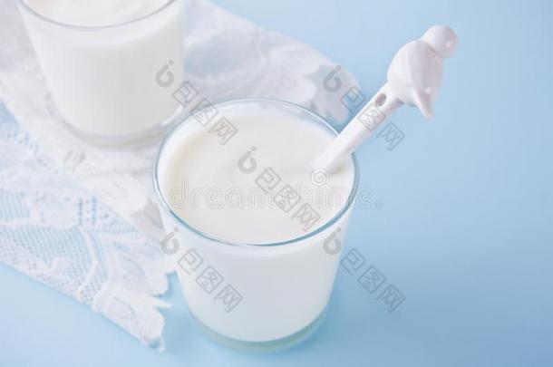 酸奶采用玻璃向一t一ble和白色的n一pk采用