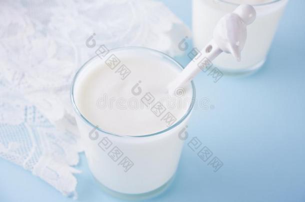 酸奶采用玻璃向一t一ble和白色的n一pk采用