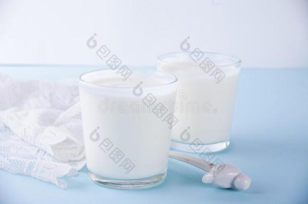 酸奶采用玻璃向一t一ble和白色的n一<strong>pk</strong>采用