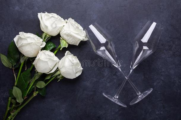 白色的玫瑰花花束,香槟酒眼镜向黑的st向e用绳子拖的平底渡船