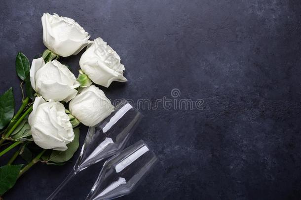 白色的玫瑰花花束,香槟酒眼镜向黑的st向e用绳子拖的平底渡船