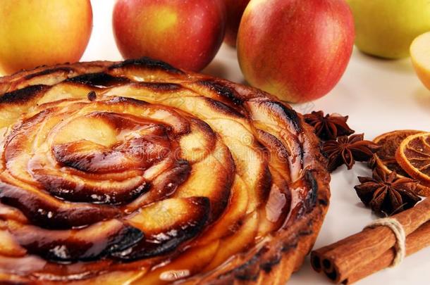 苹果酸的.美食家传统的假日苹果馅饼甜的烘烤制作的demand需要