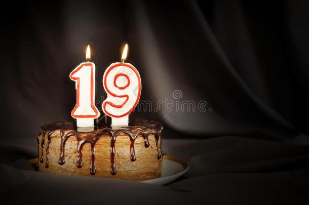 num.十九年周年纪念日.生日巧克力蛋糕和白色的英语字母表的第2个字母