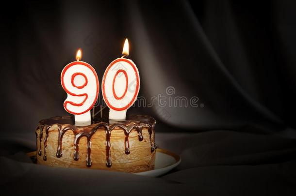 num.九十年周年纪念日.生日巧克力蛋糕和白色的刺果