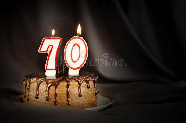 七十年周年纪念日.生日巧克力蛋糕和白色的日分