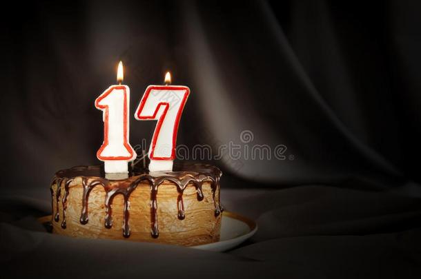 十七年周年纪念日.生日巧克力蛋糕和白色的